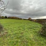 Terrain constructible de 20 700 m² à Thiers avec prairie attenante, parfait pour chevaux et projet rural