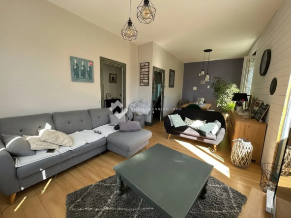 Grande maison en pierre avec appartement T2 indépendant et ateliers à La Monnerie-le-Montel