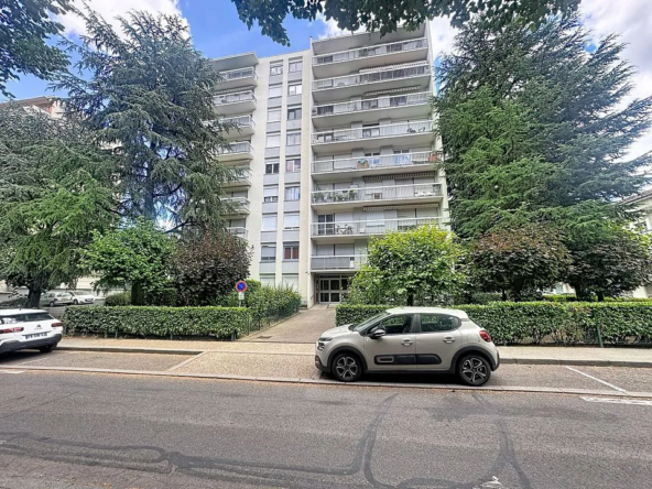 Appartement T3 de 66,77 m² avec parking privé à Saint-Étienne