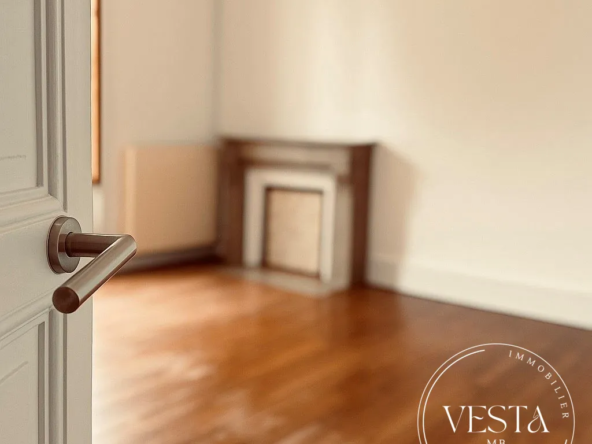 À Dole, Charmant local ou appartement de 87 m² avec cachet historique, proche Place Grévy