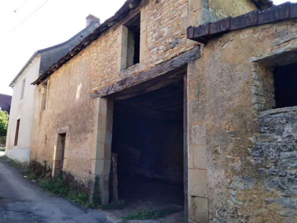 Ensemble immobilier de caractère à rénover avec maison et grange en pierre à Excideuil