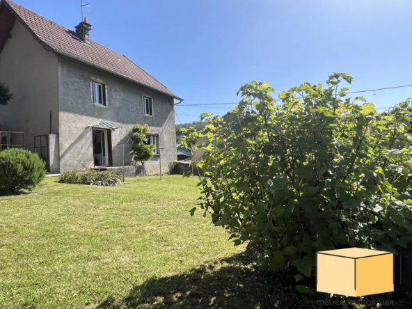 Belle maison en pierre avec potentiel d'aménagement à Ambléon