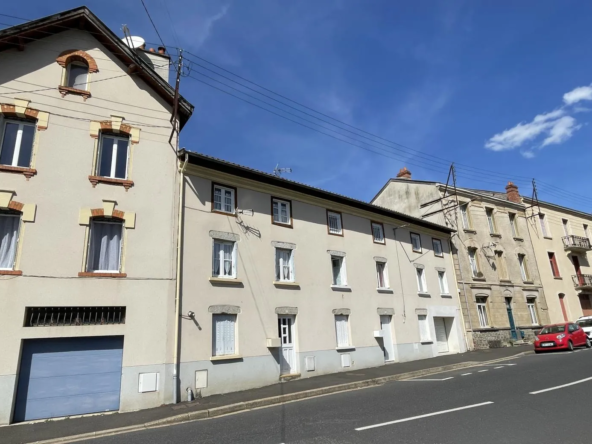 Maison familiale avec jardin et garage à La Monnerie-le-Montel