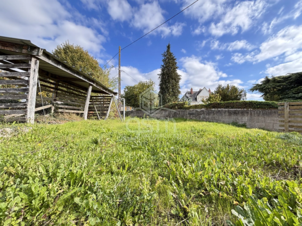Terrain à vendre à Sainte-Maure-de-Touraine avec jardin et cave, à proximité des réseaux