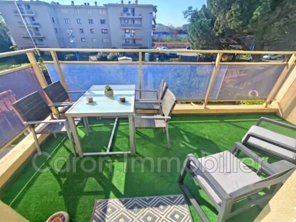 Appartement 2 pièces avec 3 terrasses en centre-ville de Mandelieu-La-Napoule