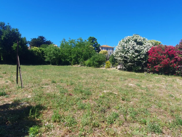 Terrain à bâtir de 769 m² à Cazouls-lès-Béziers, environnement calme et proche des commodités