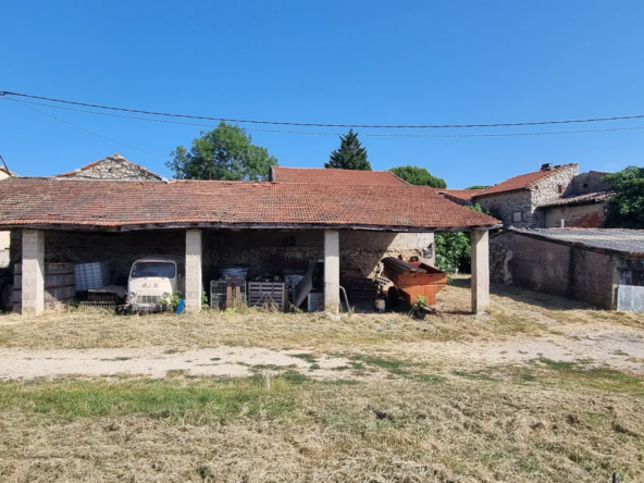 Ancien corps de ferme en pierre à rénover avec dépendances et vue montagne à Ozon