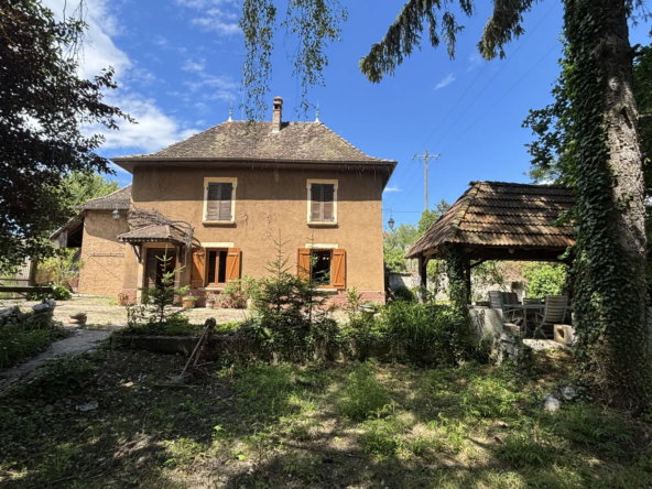 Maison en pisé charmante avec dépendances et grand terrain à Avenières Veyrins-Thuellins