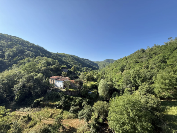 Charmante maison de village avec vue sur les montagnes à Serralongue