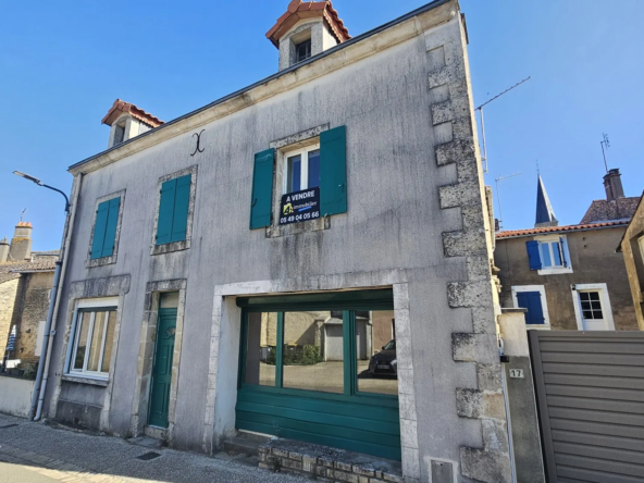 Maison à vendre à Cherveux - 127 m², grande rénovation, cour, potentiel professionnel