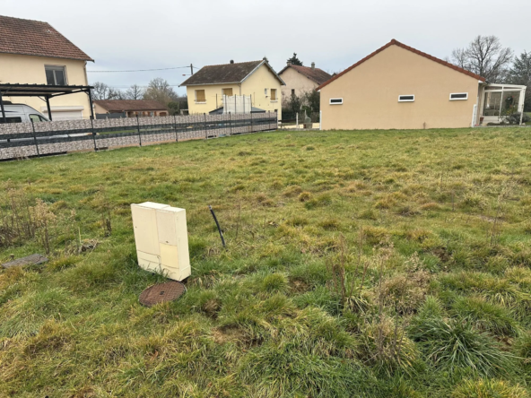 Terrain constructible de 645 m² à Vendat, environnement paisible et vue campagne