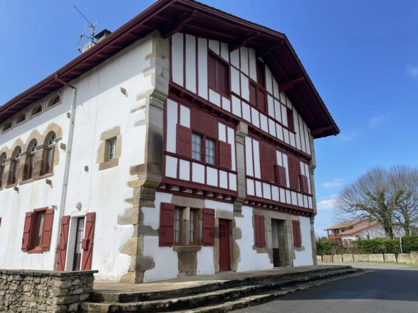 Appartement T2/3 à Sare à rénover dans bâtisse classique, idéal investisseur