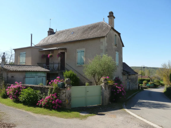 Charmante maison de village de 93 m² avec dépendances près de Villefranche-de-Rouergue