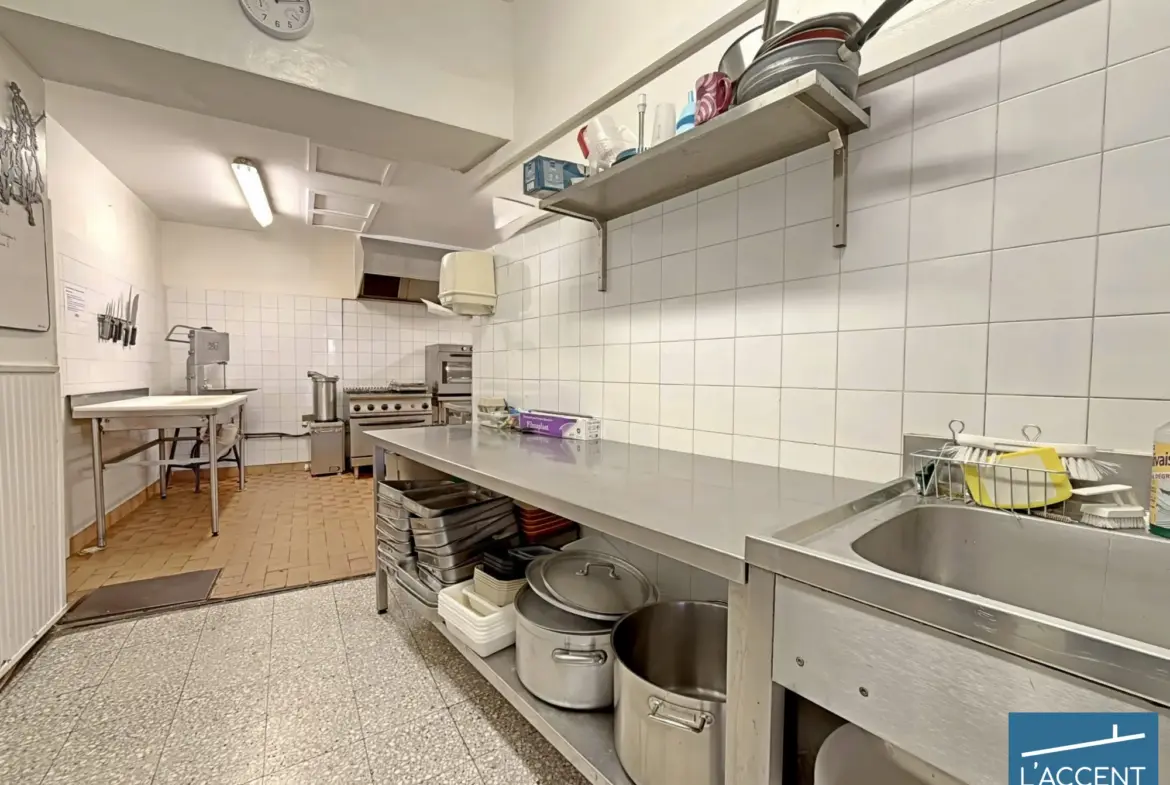 Boucherie Traiteur à Vauvert - Emplacement Prime avec Logement Disponible 
