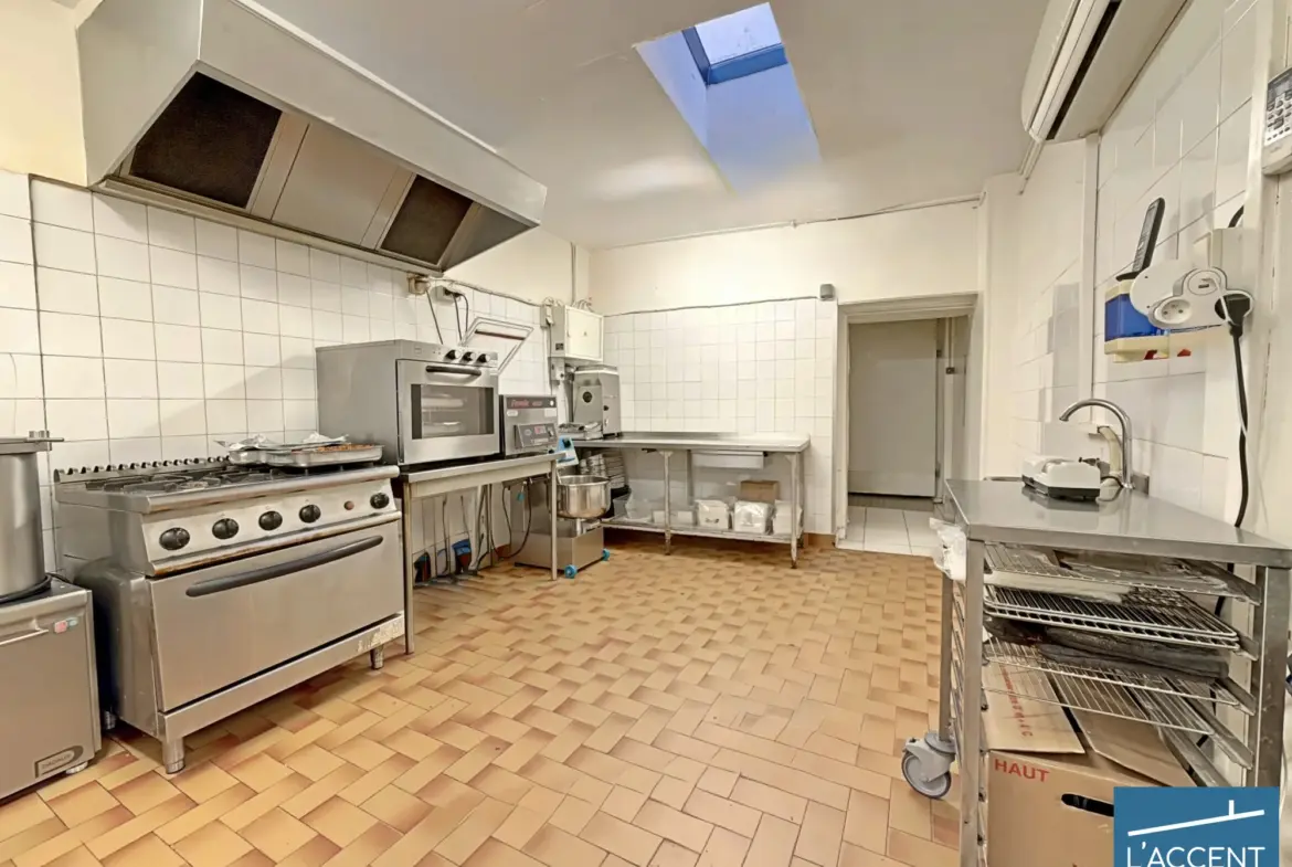 Boucherie Traiteur à Vauvert - Emplacement Prime avec Logement Disponible 