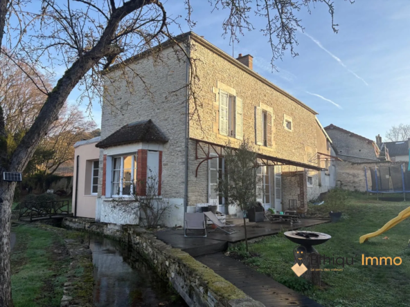 Maison de 200m² avec terrain de 2700m² à Arsonval - Charme et potentiel
