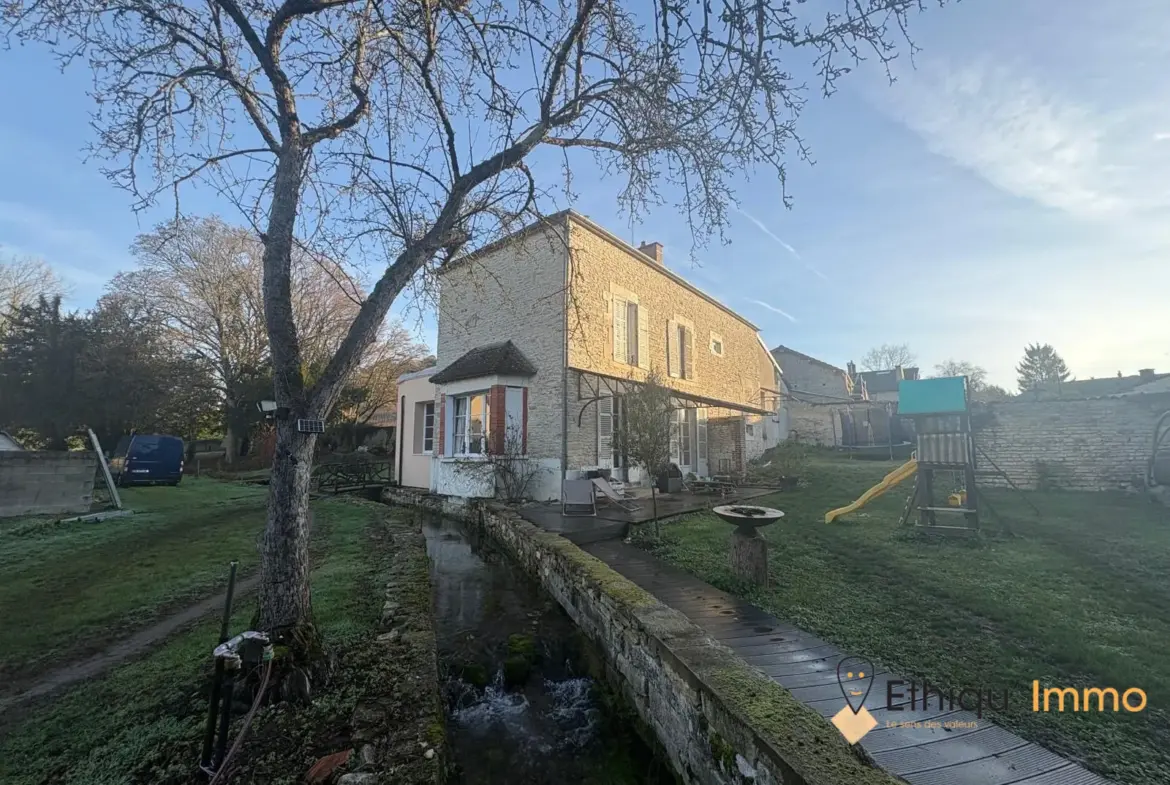 Maison de 200m² avec terrain de 2700m² à Arsonval - Charme et potentiel 
