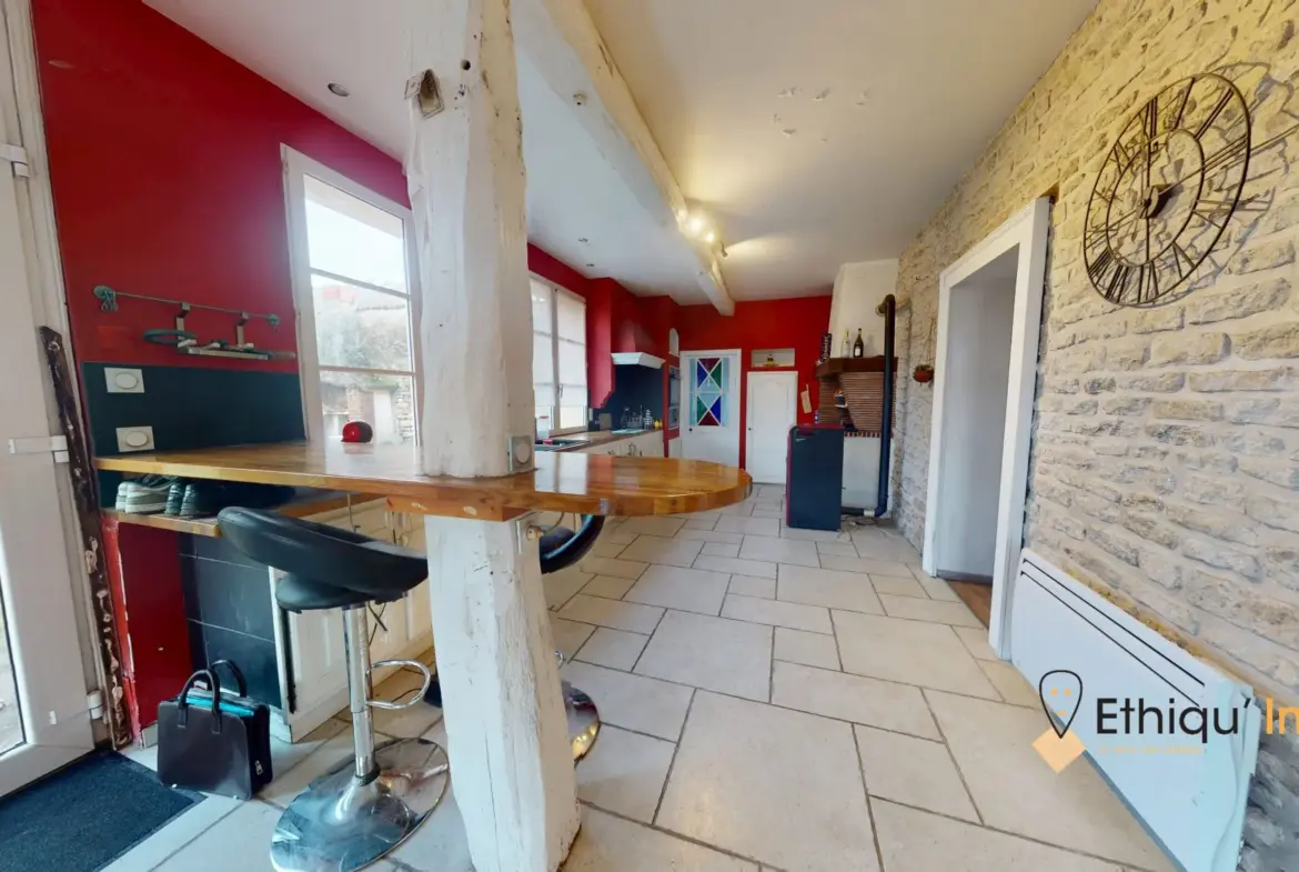 Maison de 200m² avec terrain de 2700m² à Arsonval - Charme et potentiel 
