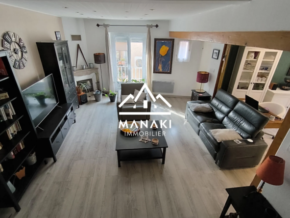 Pièce de vie en R+1 Charmante maison de village rénovée avec 3 chambres et 2 garages au Soler