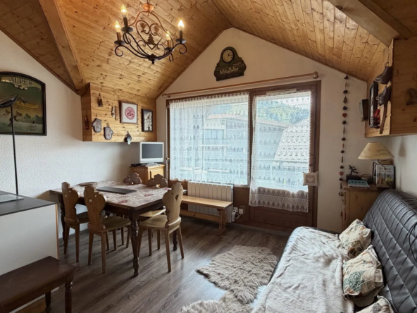 Studio avec mezzanine, balcon sud, cave et garage aux Carroz