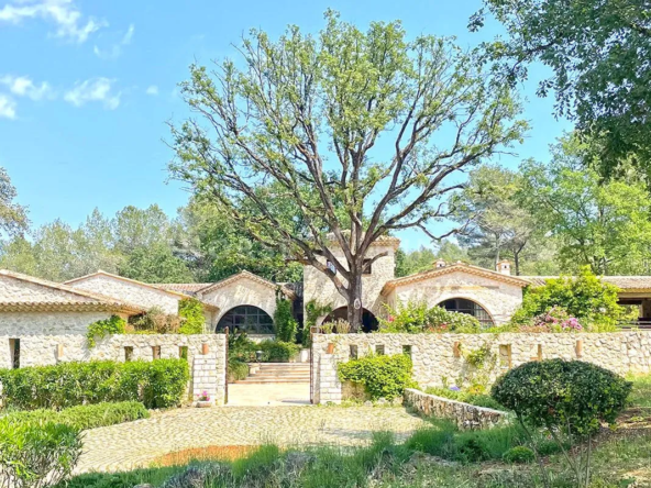 Haras d’exception avec bastide, piscine, écuries et 24 hectares près de Nice