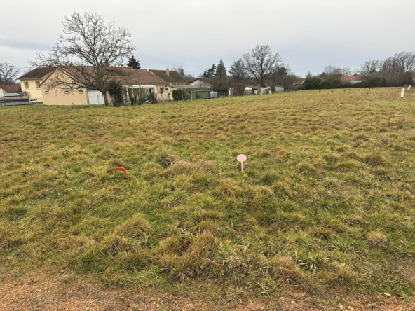 Terrain constructible de 724 m² à Vendat avec vue sur la campagne