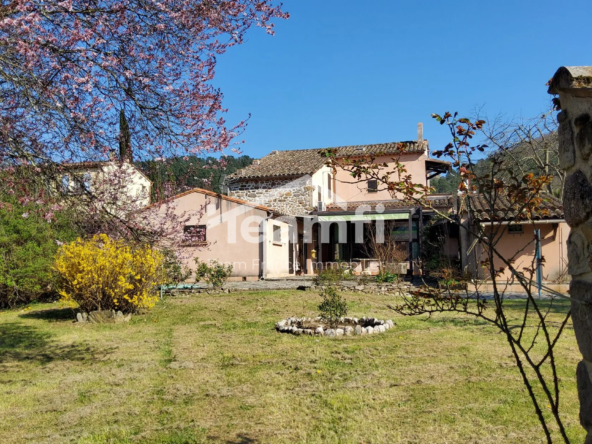 Grande maison de village avec terrain et garage à Gagnières