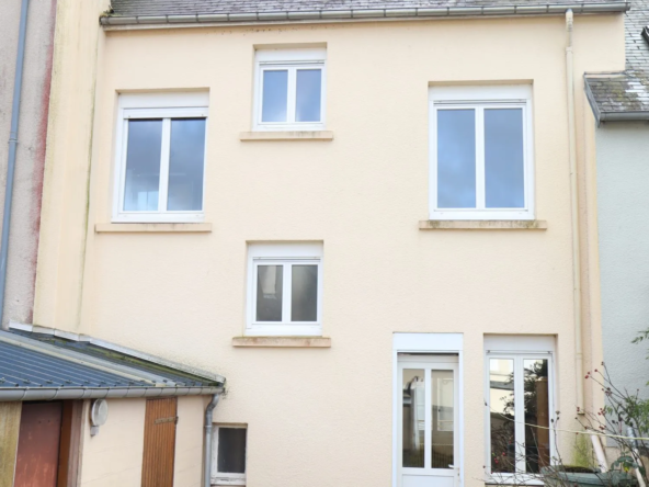 Maison de ville à vendre à Mortain-Bocage - 4 chambres, cour et grenier