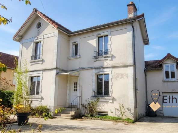 Maison bourgeoise avec charme et volumes à Chaumont - 159 000 €