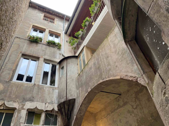 Immeuble à Tournus avec local commercial et appartements à rénover