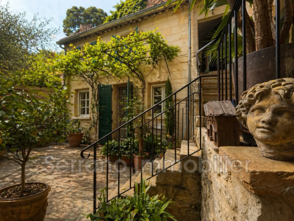 Maison de ville authentique à Beaucaire avec cour privative et caves