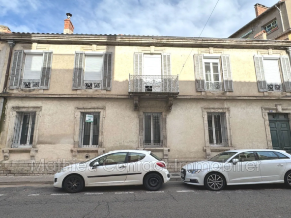 Immeuble de deux appartements avec potentiel d'investissement au centre de Nîmes