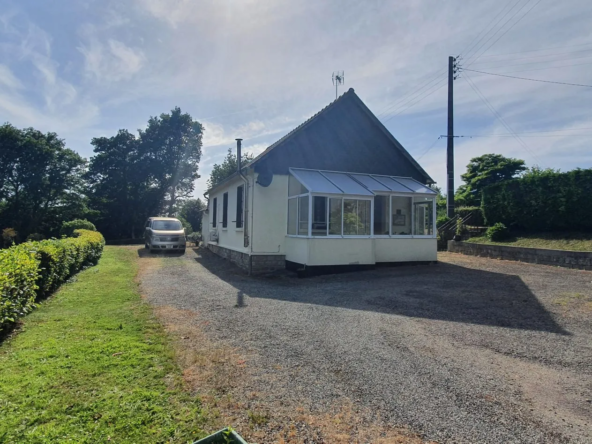 Maison 2 chambres avec grand terrain à Callac, environnement paisible en Bretagne