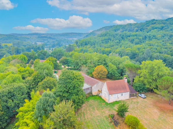 Ancien corps de ferme avec étang et grande grange dans le Périgord