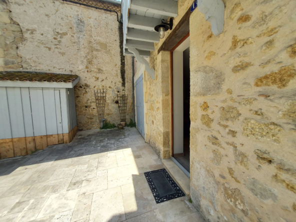 Maison de ville en pierre à Langon avec cour privée, charme et modernité