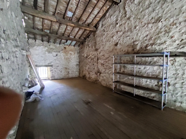 Grande grange à Damvillers avec mezzanine et potentiel d'aménagement