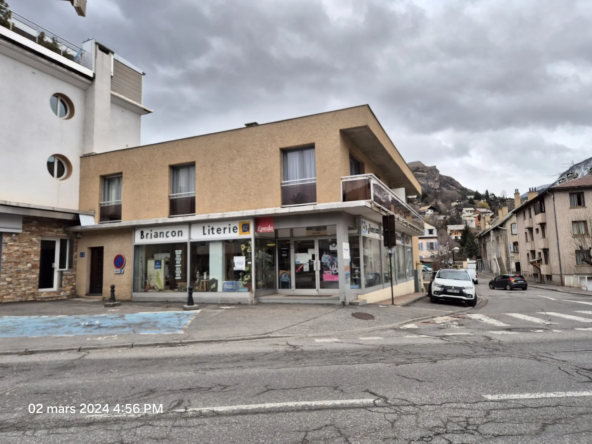 Fonds de commerce avec grande vitrine et emplacement stratégique à Briançon
