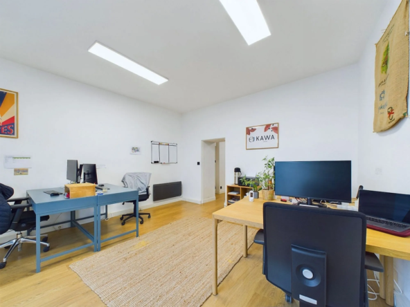 Local professionnel à vendre à Nantes - bureaux et activités tertiaires en excellent état