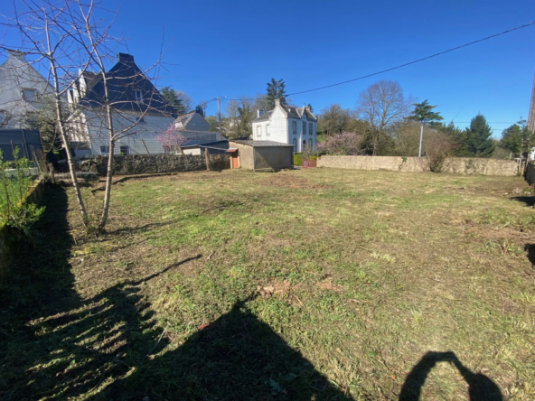 Terrain à vendre à Rohan (56) de 385 m² en centre-ville, proche commodités