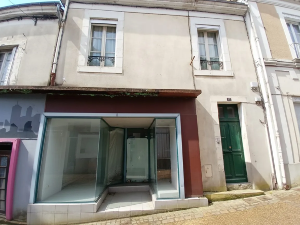 Maison à rénover avec local commercial et grand potentiel à Montval-sur-Loir