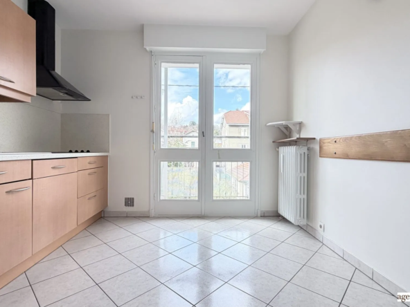 Appartement T4 de 79 m² à Voiron Centre avec balcon et cave