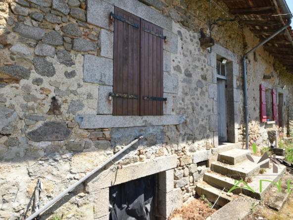 Maison à rénover avec grande grange attenante à Étouars dans le Périgord Vert