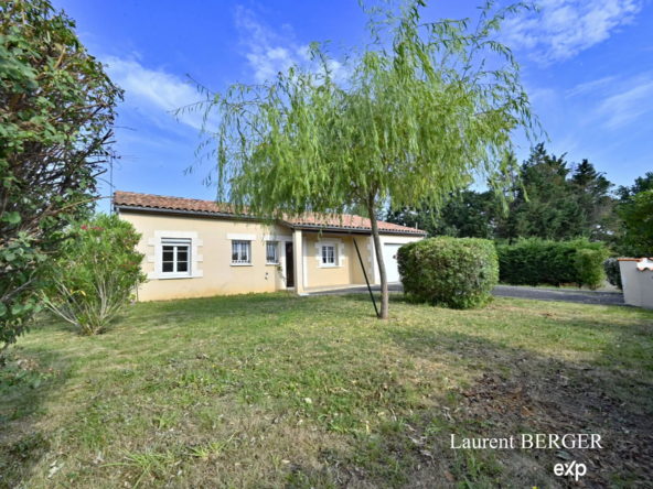 Maison à vendre à Saintes avec terrasse et garage, proche du centre-ville