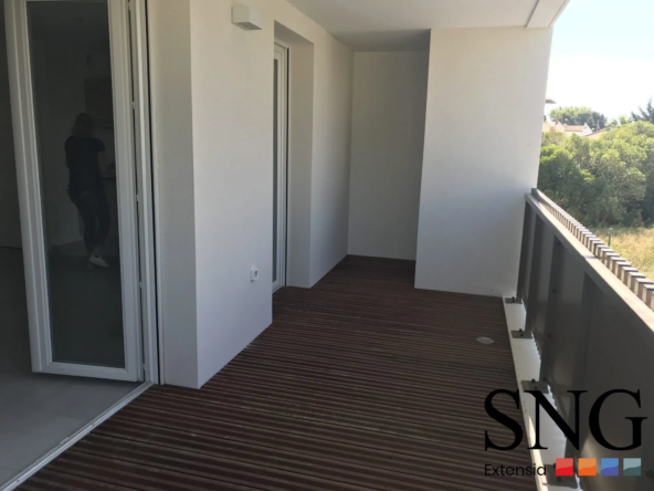 Appartement T3 récent avec terrasse et parking à Narbonne, résidence sécurisée