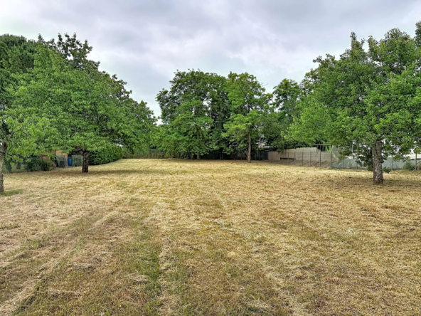 Terrain constructible de 1680 m² à Montlouis-sur-Loire, secteur France