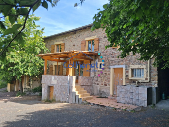 Charmante maison en pierre avec vue dégagée, jardin et dépendances à Cours