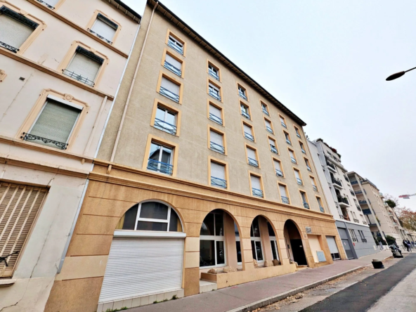 Façade Appartement T1 loué à Lyon 7 proche Place Saint-Louis avec ascenseur