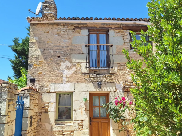 Maison de village en pierre à Chabournay avec jardin et dépendances, calme et potentiel