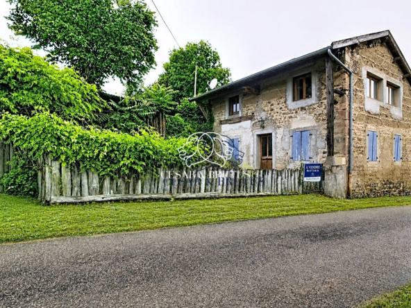 Maison en pierre authentique avec vue dégagée à Saint-Pierre-le-Vieux