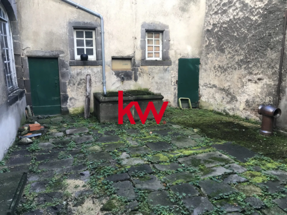 Local de stockage ou réserve avec cour en plein centre de Riom